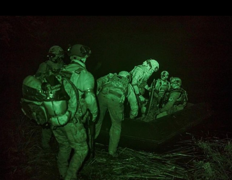 Попереду – ворог, позаду – вода: фотоісторія про те, як українські воїни виконують бойові задачі на лівобережжі Херсонщини